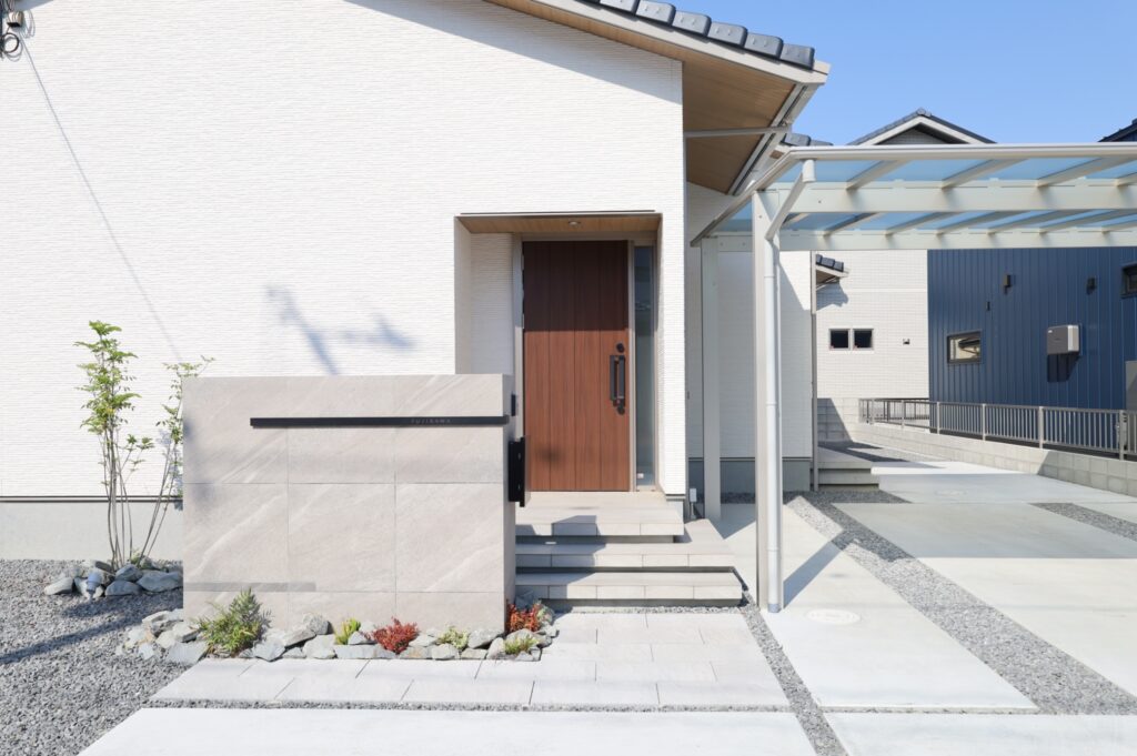 丸亀市のシンプル外構デザイン｜直線的アプローチとロックガーデンの調和