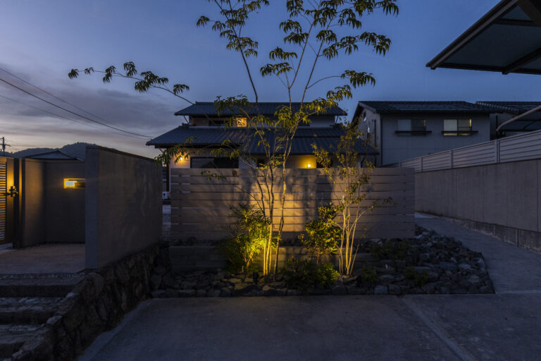 植栽を引き立てる、和モダンの夜景外構